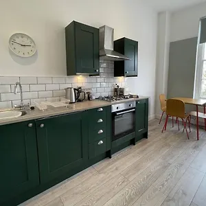 Explore The Cotswolds, Modern, Parking, , Cheltenham United Kingdom